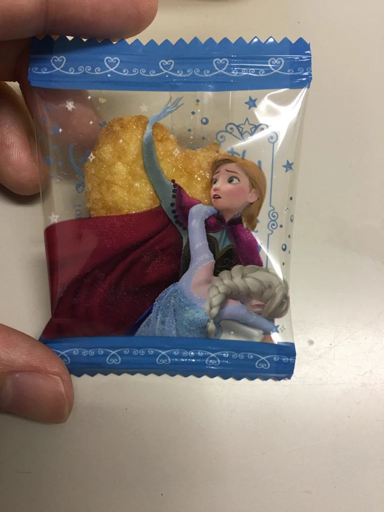 アナと雪の女王のお菓子が、酔っ払いの介抱をしているシーンにしか見えないらしいｗｗｗ