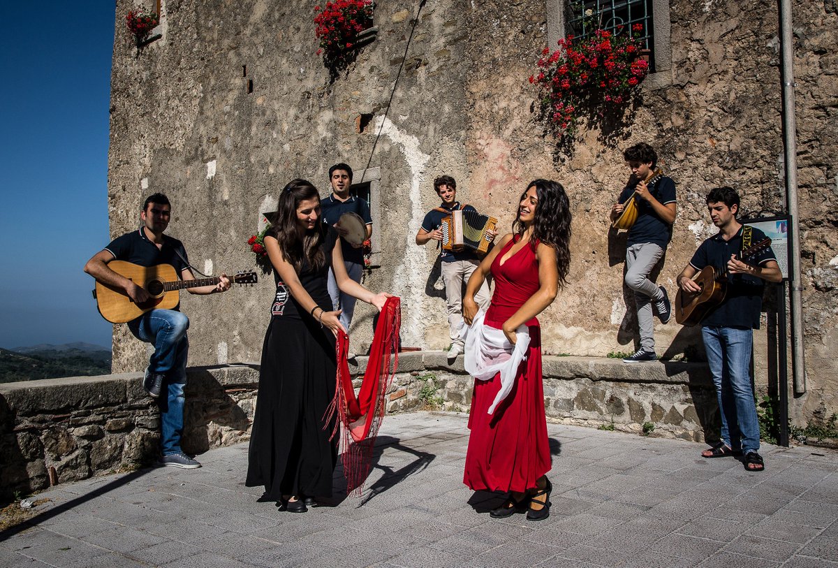 Die Gruppe Rittantico aus Süditalien singt und tanzt am 18.06.16 20.30 in der Bessunger Knabenschule, Darmstadt.
