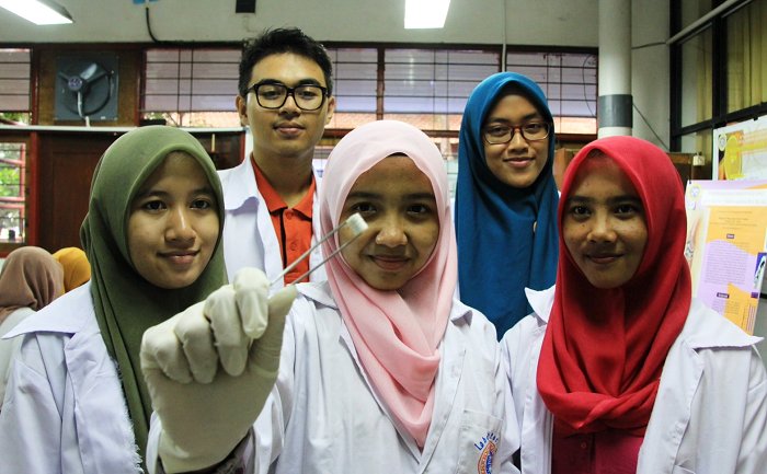 Mahasiswa UNAIR Kembangkan Skrup Tulang Anti Bakteri Berbasis Polimer dan ... I UNAIR NEWS news.unair.ac.id/2016/06/14/mah…