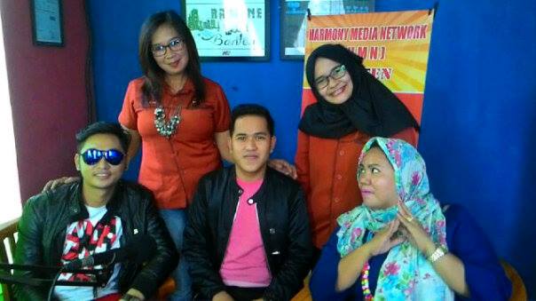 902KisFM's tweet photo. Tengkyuuu buat @AtyDAcademy , @DA3_Ical, @IRWANQUINDO. Sukses buat Single terbaru kalian yaa.... https://t.co/r4AKAeRRgp