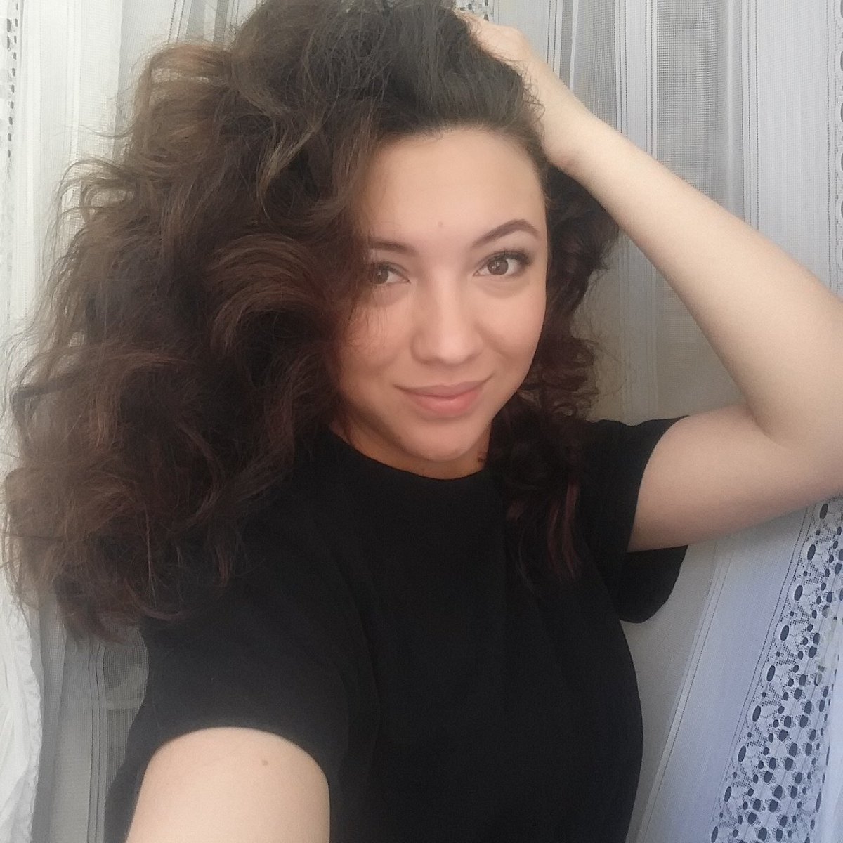 elle_dance_'s tweet photo. Терпеть не могла ,когда мама в детстве расчесывала мне кудри ,а это оказывается классная штука😱🙈 https://t.co/Pxv7cTfQtM