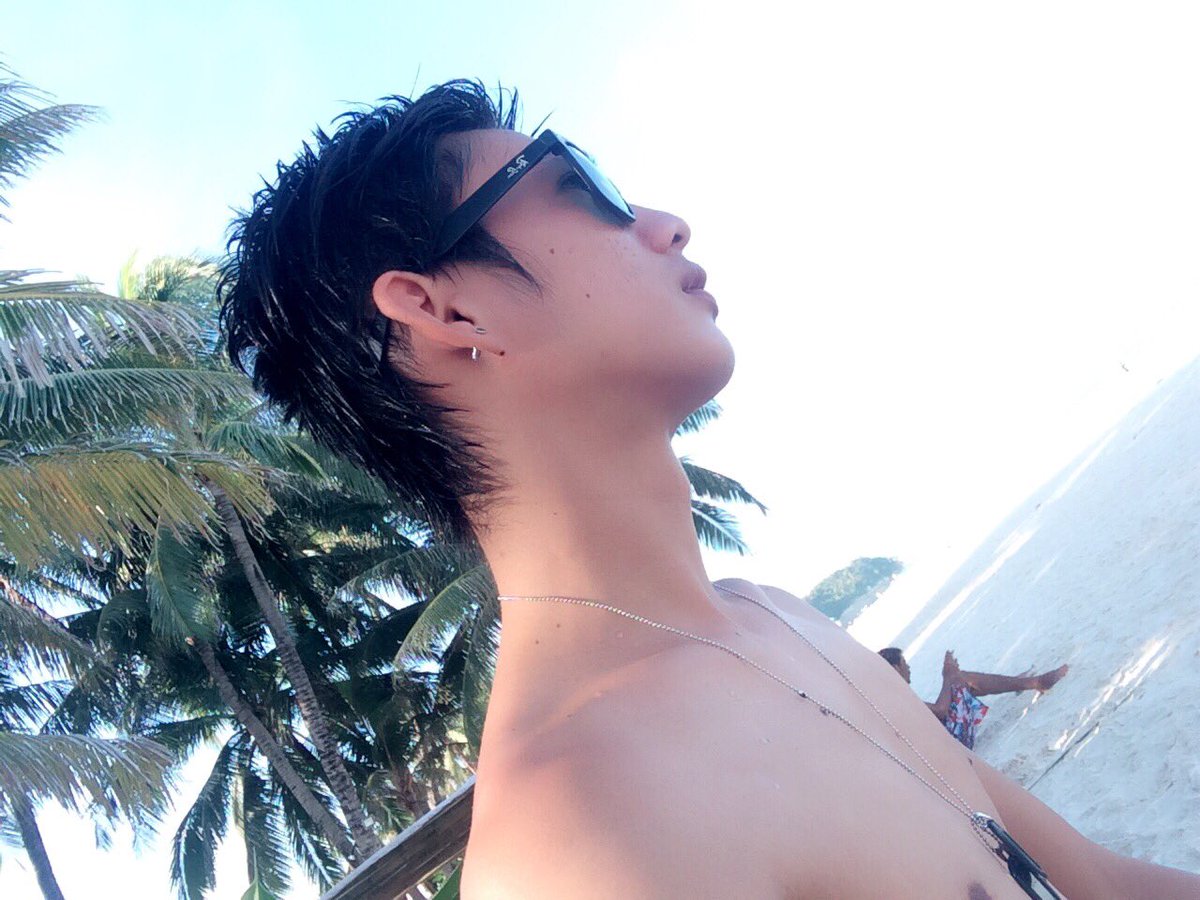 Unico_Hijo29's tweet photo. What happen in bora stays bora. 😂 #flatchestproblems #Skinny https://t.co/9m444fPp32