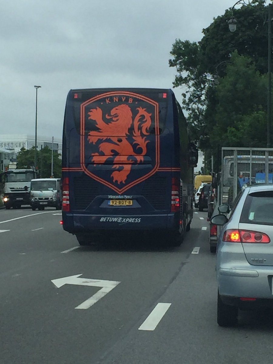 petrabaeck1's tweet photo. Gedaan met lachen, de Nederlanders zijn op weg naar Frankrijk #tousenfrance https://t.co/FfuqS1YQEv