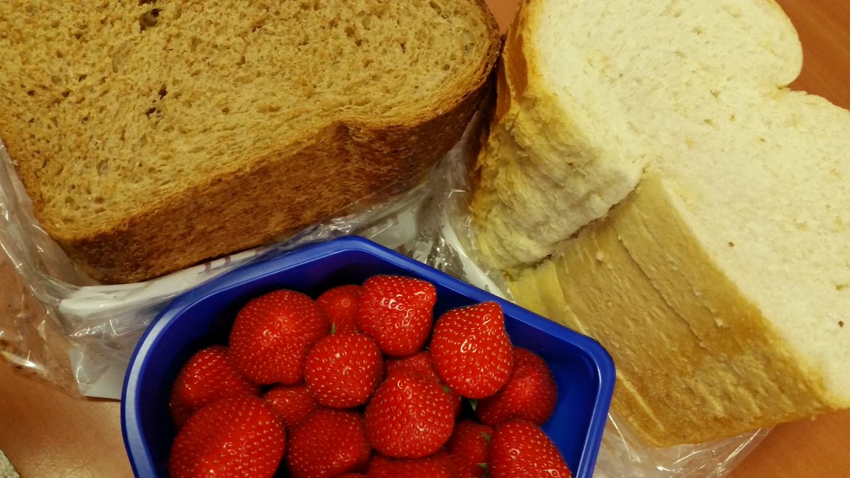De geur van vers brood in t Wieringer Pakhuis, winkel van <a href="/uiteigenstreek/">Uit Eigen Streek</a> op Westerland #heerlijk <a href="/BeleefWieringen/">Beleef Wieringen</a>