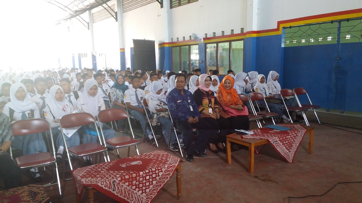 InternetCAKAP's tweet photo. Pelatihan @API_ID untuk @InternetCAKAP siang ini di SMKN 1 Bancak bersama @stsepti dan Michael Sunggiardi https://t.co/xn6DSaqvll