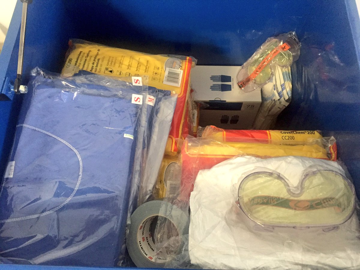 Aprendemos a ponernos el EPI de #Ébola con las Dras. Martín y <a href="/ArsMarta/">Marta Arsuaga</a> ayudadas de Carolina Lucas #VirusEmergentes