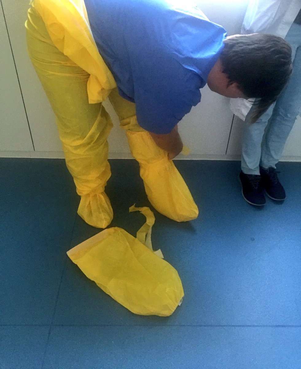 Ponemos las primeras calzas y las fijamos para después poner el traje y las segundas calzas #VirusEmergentes