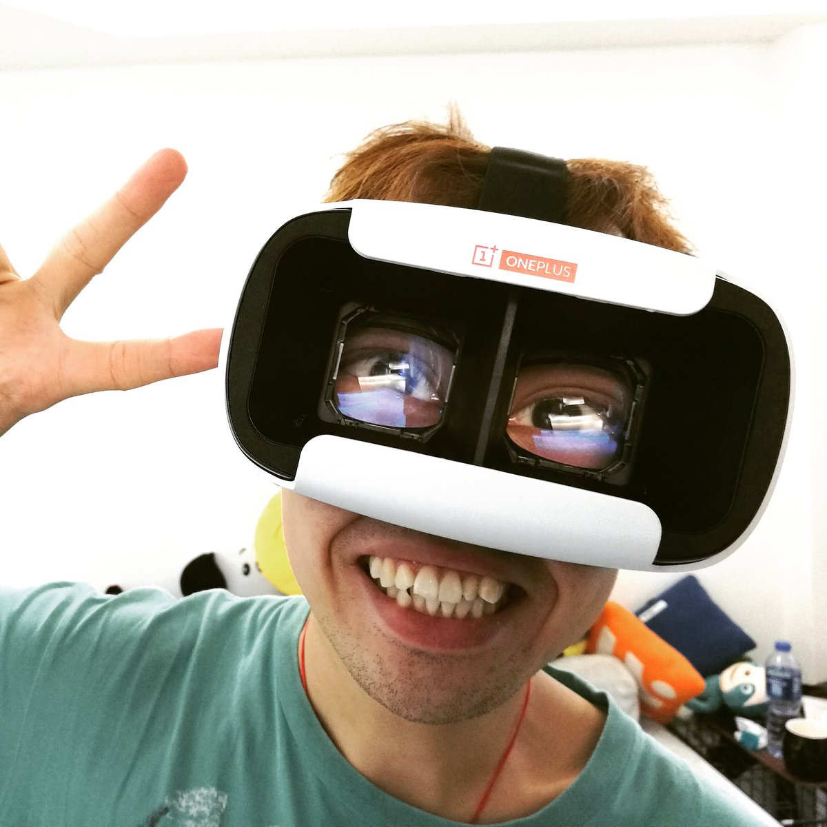richardlai's tweet image. We're having way too much fun with the @oneplus Loop VR headset. #loopvr #antvr
