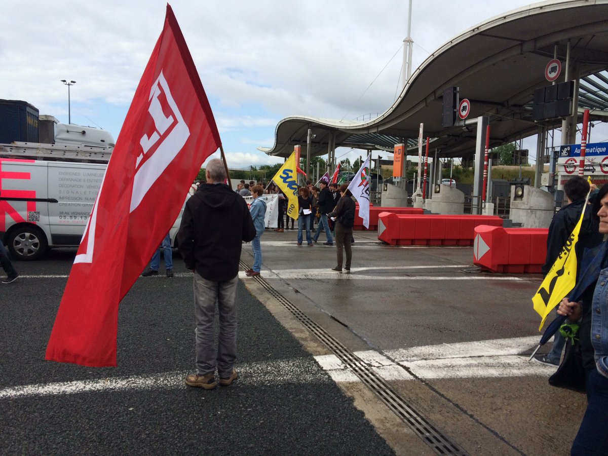 kazetaeus's tweet image. Kamioiak blokatzen dituzten bitartean,autoak urririk pasatzen uzten dituzte @jusquauretraitk kazeta.naiz.eus