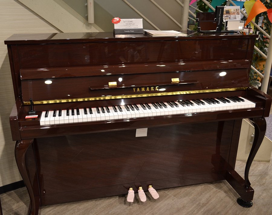 ヤマハミュージック 池袋店 おしゃれピアノ インドネシア工場生産アップライトピアノ B113に新色登場です 高級感溢れるダークマホガニーカラーのb113dmcはオシャレなお部屋にぴったり 蓋がバタンっと閉まらないソフトランディング機構付き 税抜590 000円 ヤマハミュージック 池袋店 おしゃれピアノ インドネシア工場生産アップライトピアノ B113に新色登場です 高級感溢れるダークマホガニーカラーのb113dmcはオシャレなお部屋にぴったり 蓋がバタンっと閉まらないソフトランディング機構付き 税抜590 000円