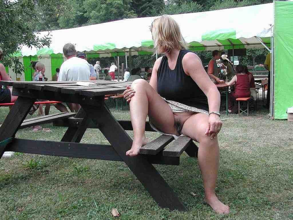 Outdoor upskirt chicktrainer bending