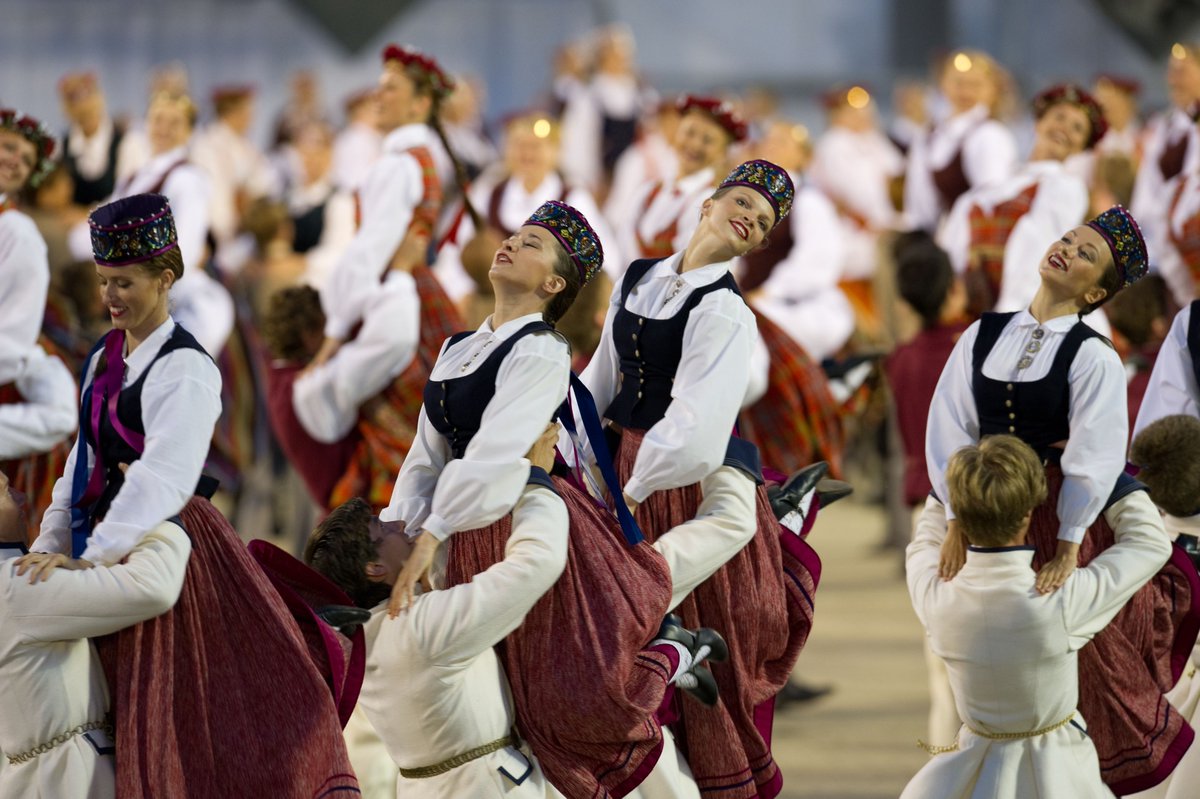 2000 Kurzemes dejotāju un <a href="/LatvianVoices/">LatvianVoices</a> tiksies 18.jūnijā Kurzemes Deju svētkos <a href="/LOClv/">VL Lộc</a>! Biļetes <a href="/BilesuParadize/">Biļešu Paradīze</a>.