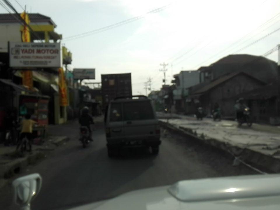 robiehamisena's tweet photo. @idolasemarang @e100ss macet di jl raya mrangen semarang krn sistem buka tutup. Ada pekerjaan cor jalan https://t.co/Kr8fIDSsaV