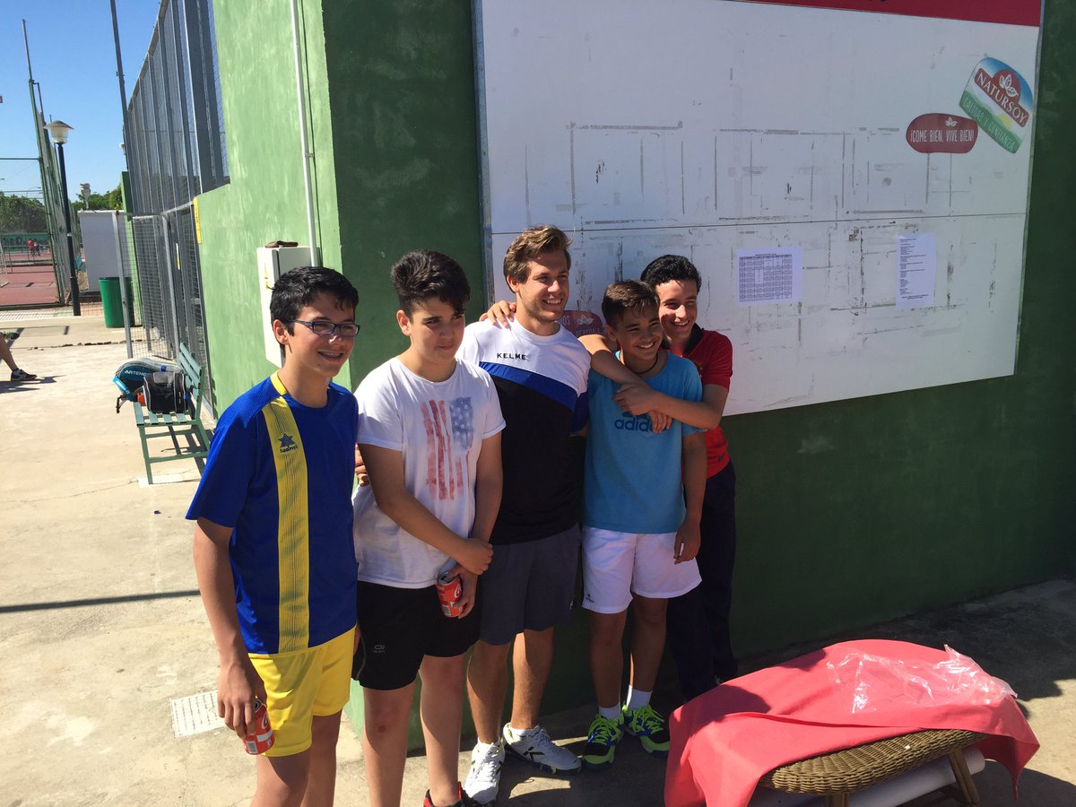 Momentos de #padel <a href="/letpadelbadajoz/">LET Pádel Badajoz</a>. Fin clases. El #verano para descansar 🎾🎾
