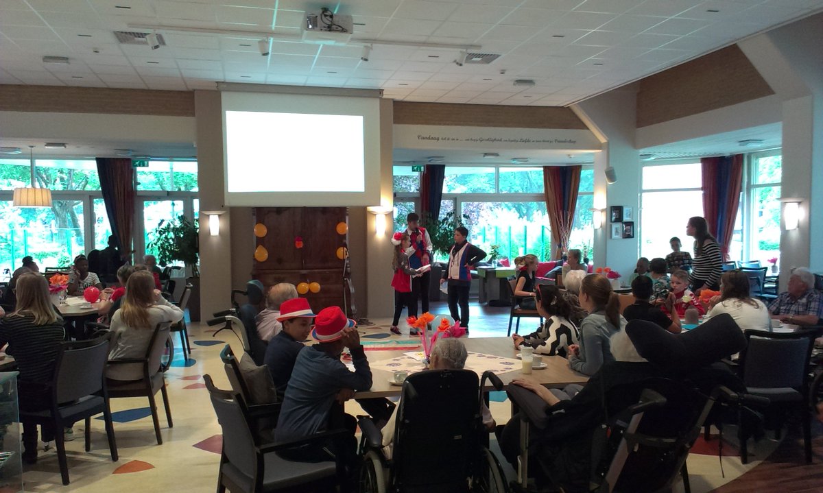 Welkom bij de Spetterende Spelshow in #Oost! <a href="/svPerikles/">sv Perikles</a> <a href="/_ikbengeweldig/">Ik Ben Geweldig</a> #notenboomschool