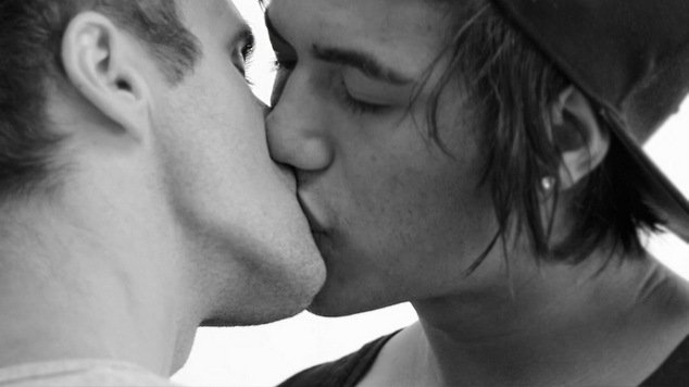 Fighting hate with love: World shares #TwoMenKissing photo to fight homophobia. starobserver.com.au/news/world-sha… #ORLANDO