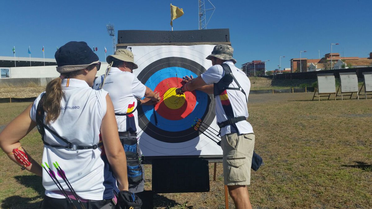 hergobe's tweet photo. @policiamuseo  Preparados para darlo todo en la tirada por equipos de los Juegos Europeos! @epfg2016 @policia https://t.co/JoDDTjCQO6