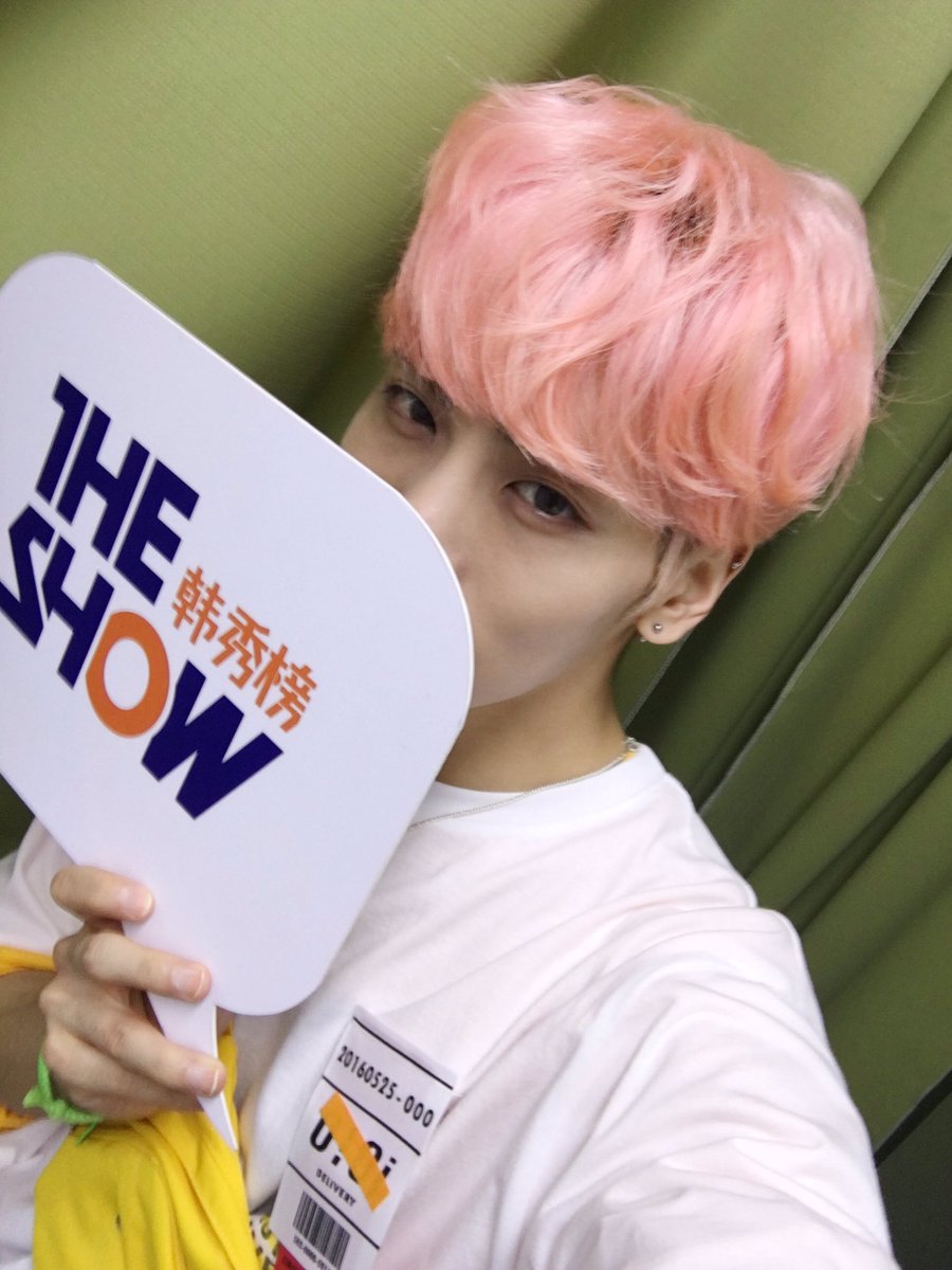 theshow_offcl's tweet photo. 달콤함 주의보 발령! 🌸종현🌸의 꿀보이스, 꿀눈웃음에 여심이 녹아버렸다는 속보입니다~ 그 현장은 8시 #더쇼에서 만나보실 수 있습니다! #종현 #THESHOW #THESHOW韩秀榜 https://t.co/VWybR47I65