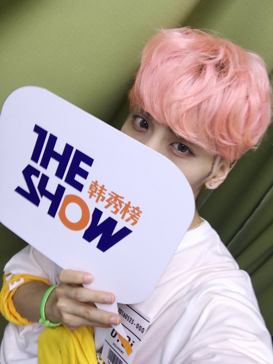 theshow_offcl's tweet photo. 달콤함 주의보 발령! 🌸종현🌸의 꿀보이스, 꿀눈웃음에 여심이 녹아버렸다는 속보입니다~ 그 현장은 8시 #더쇼에서 만나보실 수 있습니다! #종현 #THESHOW #THESHOW韩秀榜 https://t.co/VWybR47I65
