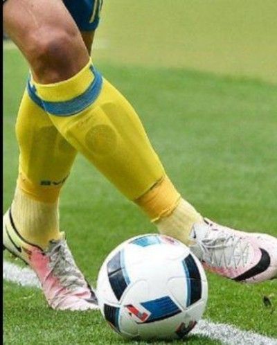 lagazette2016's tweet photo. Ibra a encore un peu de #PSG dans la peau. Hier, il portait les protèges-tibias du club. #IRLSUE #EURO2016 https://t.co/qdCBpZQO7D