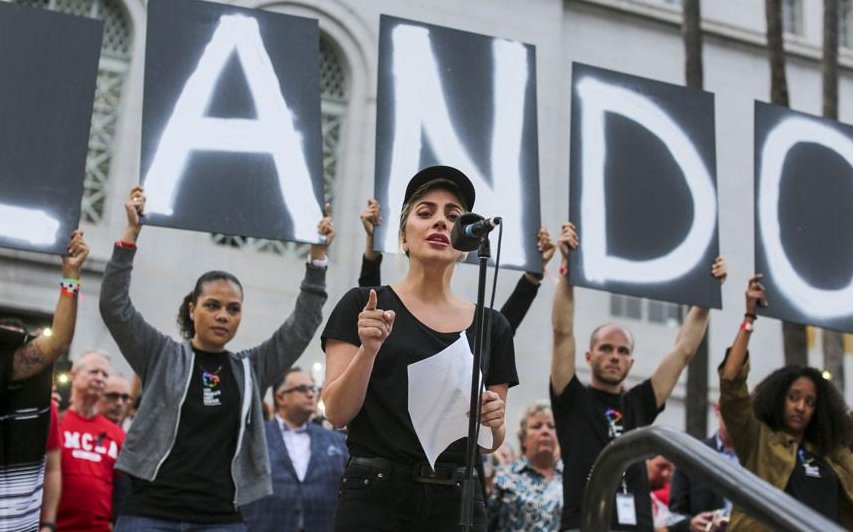 Telegraph's tweet image. Lady Gaga condemns 'hateful' Orlando shooting in candlelight vigil telegraph.co.uk/news/2016/06/1…