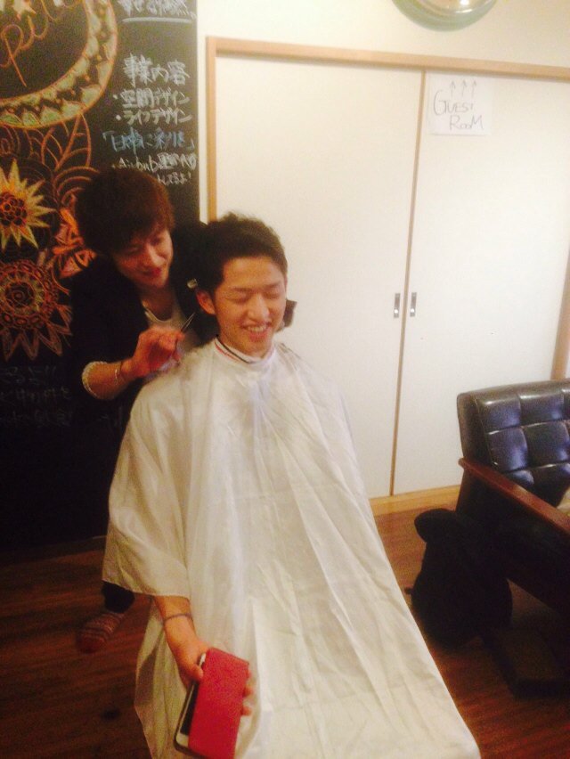 nooomooooo's tweet photo. 杉元家！
美容師の弟にきってもらう兄。
いい光景です！

#杉元家#いつもお世話になってます https://t.co/HzQVTiqkyM
