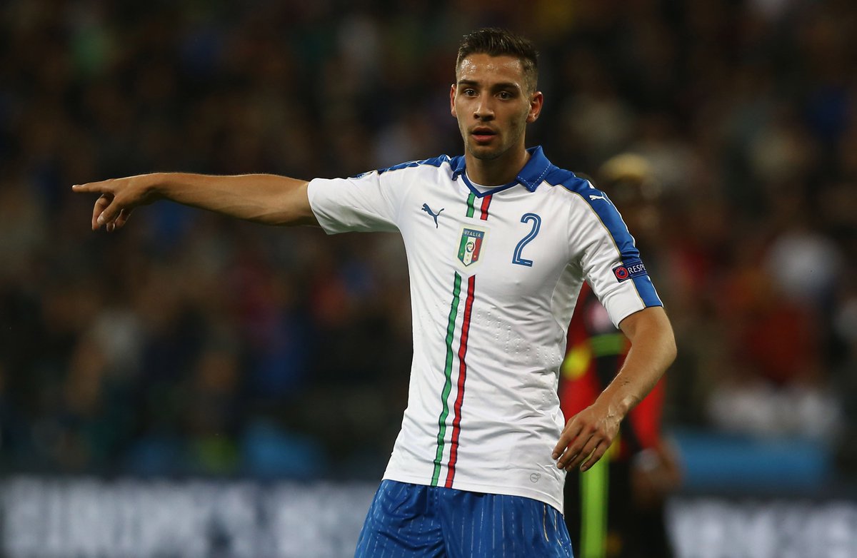 acmilan's tweet photo. Il nostro Mattia #DeSciglio in campo con @Vivo_Azzurro ieri per #BELITA 0-2! #ForzaAzzurri #EURO2016 💙🇮🇹🔴⚫️ https://t.co/QPkr555p9M