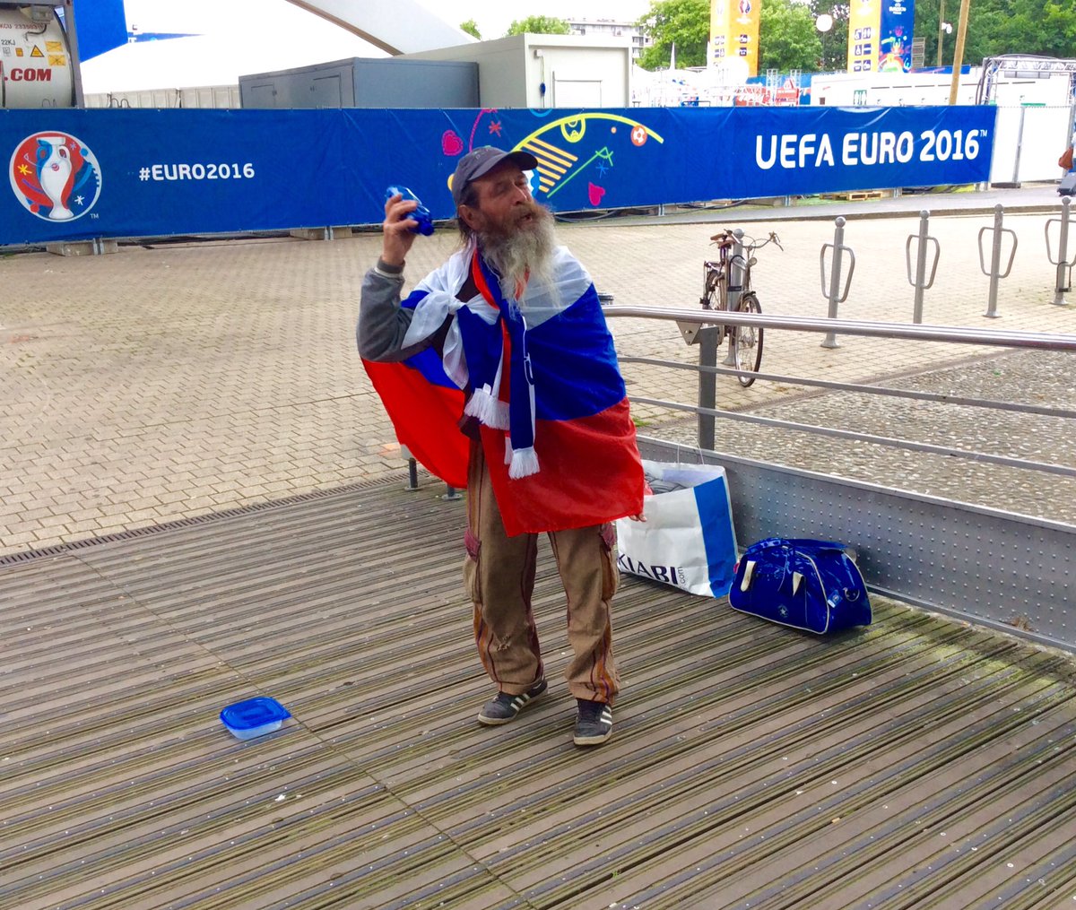 Football_SB's tweet photo. У известного болельщика Якина новые проблемы - по пути в Лилль украли смартфон. Зато подарили билеты на Словакию. https://t.co/escXhGkUJS