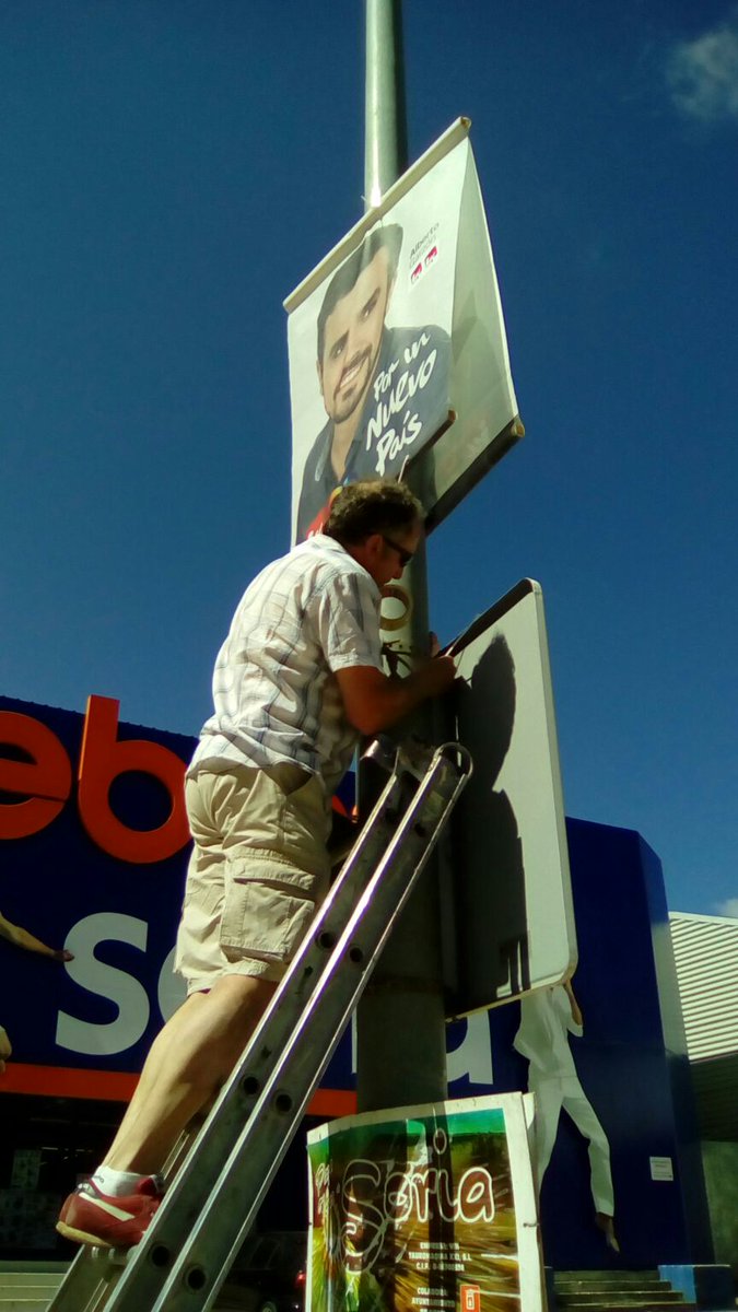 IuSoria's tweet photo. A nuestro compañero @JoseAlbertoLor1 no hay farola que se le resista!! https://t.co/tBKwq6G7oL