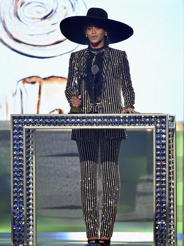 Beyoncè won the #CDFAAWARDS &amp; thanks her mum for designing her wedding, prom, grammy's dress &amp; the list goes on