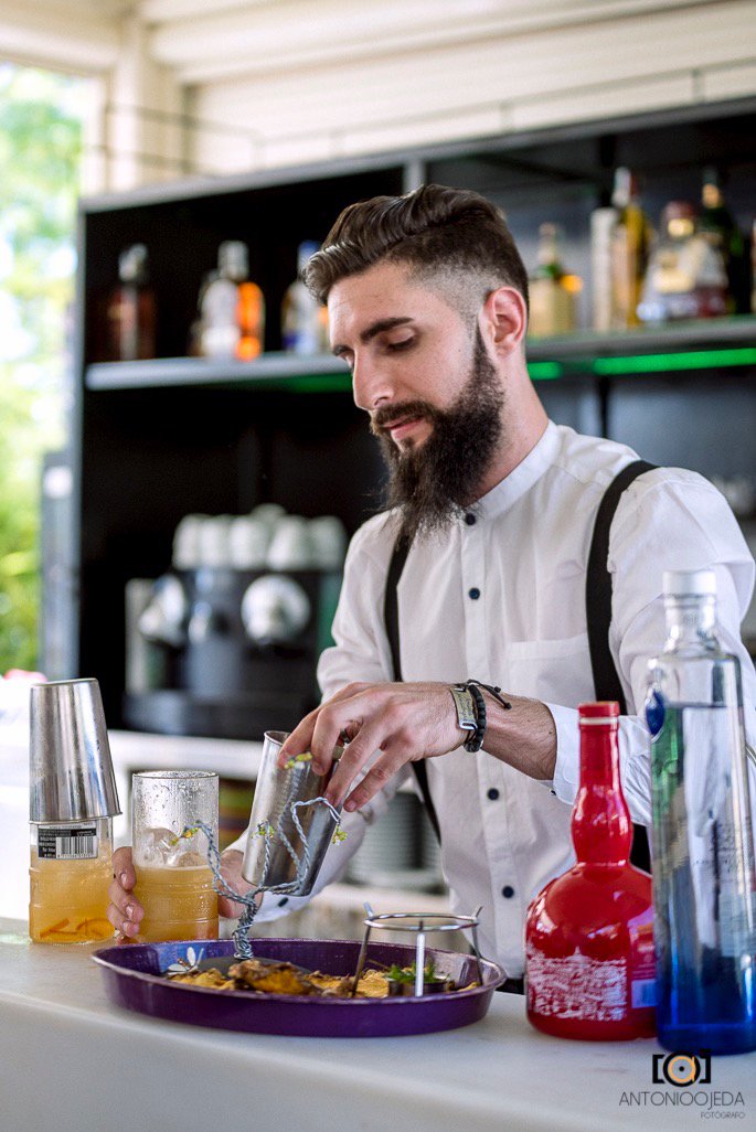 WorldClassSpain's tweet photo. @JasanRomix ganador #wordclass2016 de Sevilla - The Bitters Bar. Cóctel Change The World. #RoadToMiami ¡ENHORABUENA! https://t.co/Dy2LNNDfFw