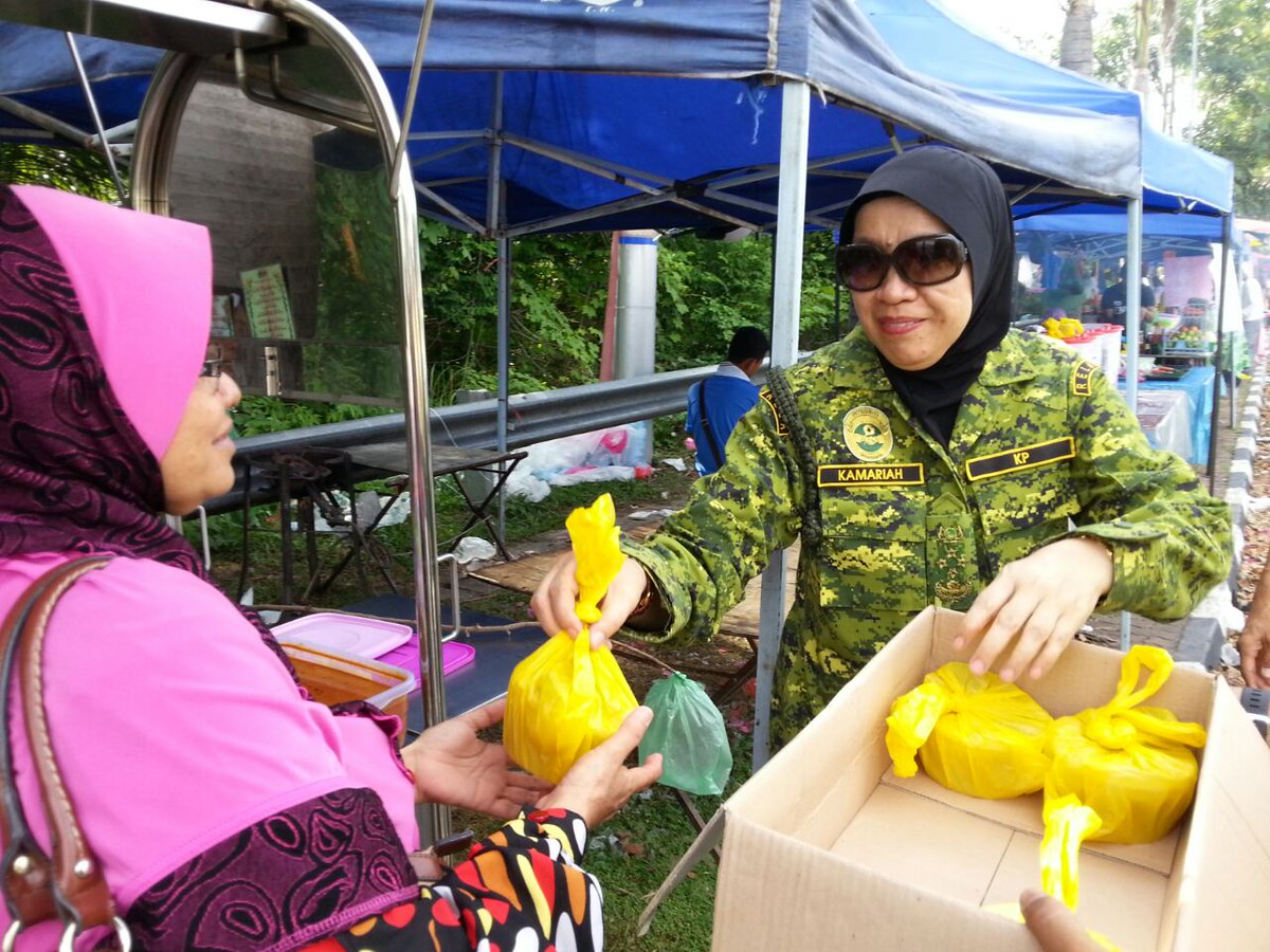 KPrelamalaysia's tweet photo. Brsama anggota @Rela_Perak d psar rmdhan Kg Sayong Prgm Bubur Lambuk.  @KDNPUTRAJAYA @Zahid_Hamidi https://t.co/AOBSiIkPbA