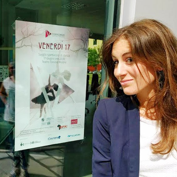 VeniceBay's tweet photo. #Venerdì17 non stare a casa per superstizione, goditi il saggio di #ESSEREDANZA!

Logo e grafica #MadeinVeniceBay https://t.co/W8uoBlKnCv