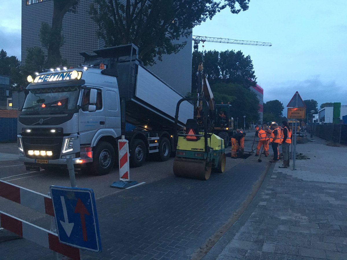 NAInfra's tweet photo. #asfalt #nachtwerk @Amsterdam herstellen klinkersleuven https://t.co/LngeX7VdEd