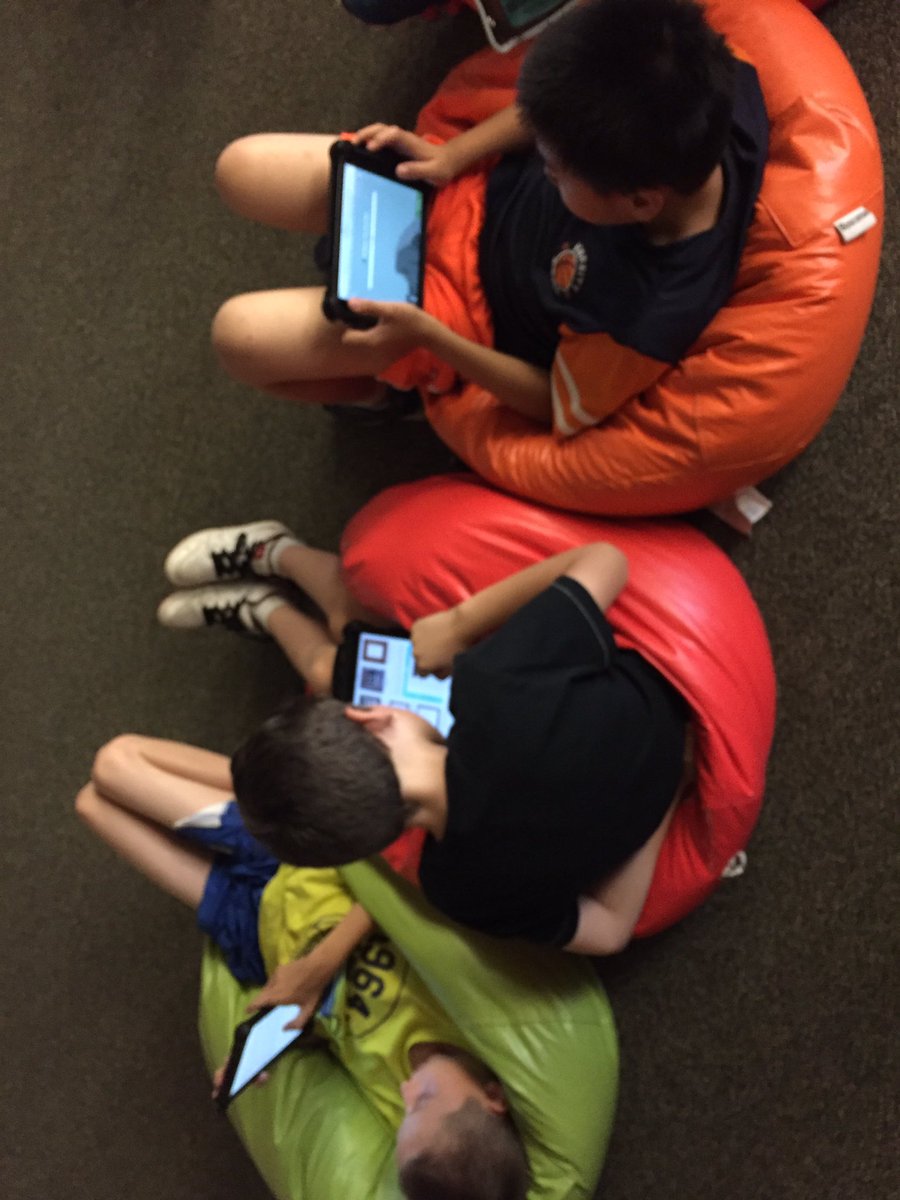 QVHamilton's tweet image. @MacCASOutreach Gr5 students choosing Image 2 Bits for free time! #codingwin