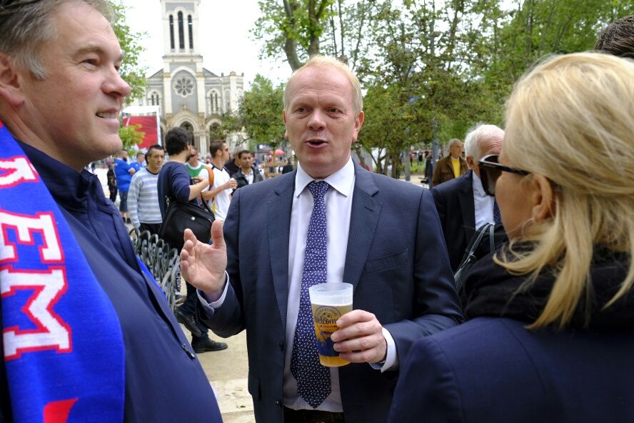 4 tímar í #PORISL.
Sjáðu myndirnar: Ráðherra skálar með stuðningsmönnum í Saint-Étienne

bit.ly/24OuR15