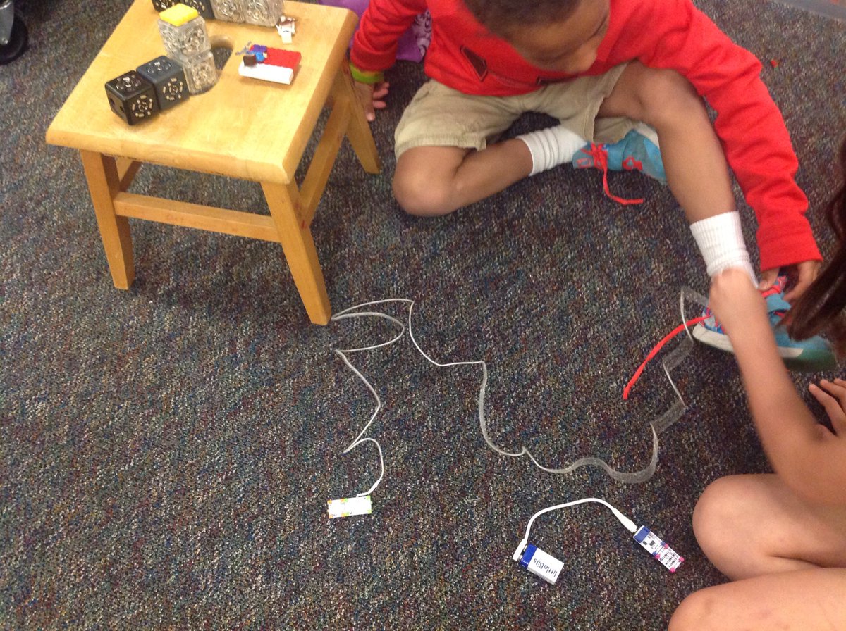 awmoulton's tweet image. @WestwoodSBISD students deep in the empathize stage of design thinking using #cubelets &amp;amp; @littleBits. #exploringSTEM