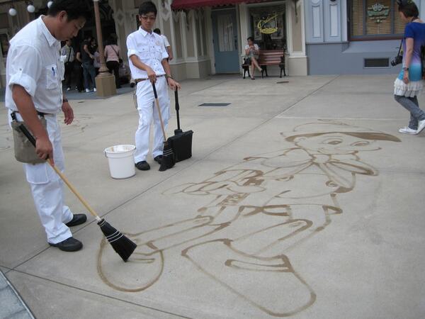 知っとこ ディズニー豆知識 ディズニーランドには ６００人もの清掃スタッフがいて ３００人交代で掃除をしているそうです T Co 2eu9b6orjw Twitter