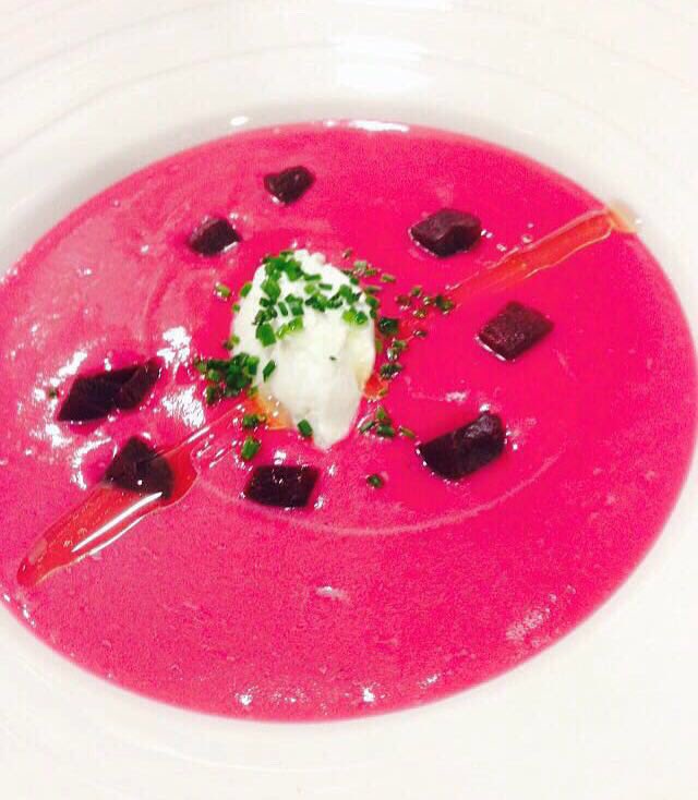 Xampustg's tweet photo. Platos con ingenio, #gazpacho de Remolacha #Sitges #gastronomia #Barcelona #beach #healthyfood #foodlovers https://t.co/k1DilqrAMz