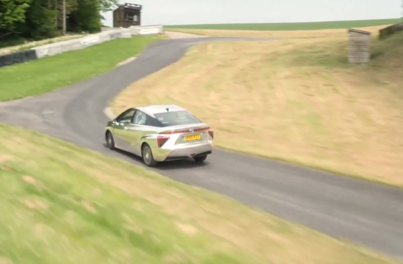 Een auto met waterstoftechnologie langzaam? Juist niet! Ons blog bewijst het. #Mirai s.toyota.nl/qh57c0