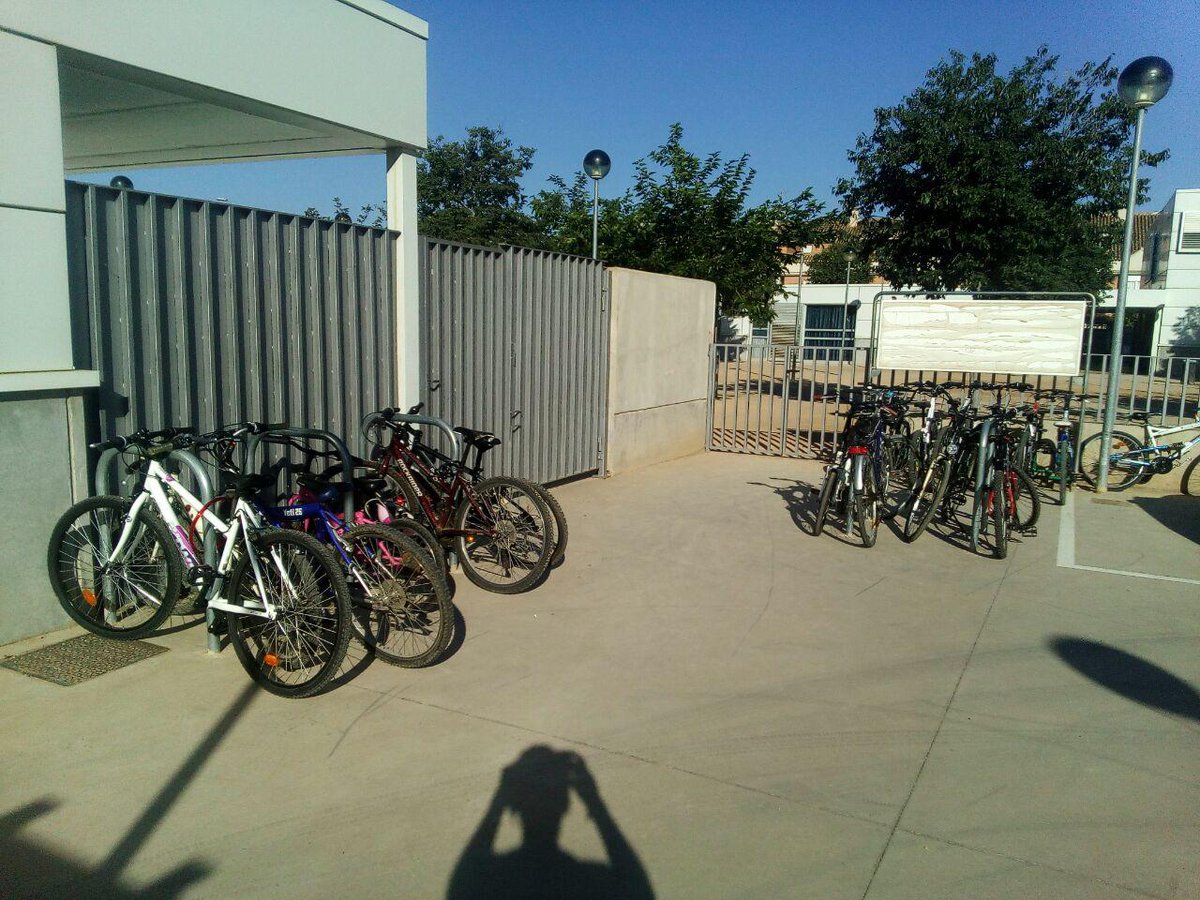 Miguel_Perez_Fr's tweet photo. Al col·legi El Pinar, cada dia hi han més xiquets/tes que van en bici. Acostumar-los des de menuts és fonamental. https://t.co/CHycTshgyB