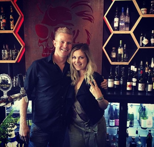 clexasource's tweet photo. [PICTURE] Eliza with a fan at a Tapas Bar in Melbourne (via pablohoneytapasbar on instagram) https://t.co/j0yiyXVqzj