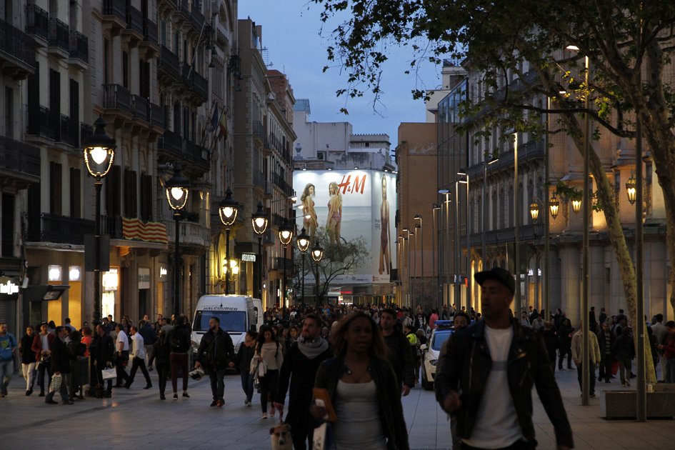 DEFI_Group's tweet photo. Eye-catching #Citywall dominating shopper audience for #HM in #PortalAngel, #Barcelona #OOH #DefiGroup https://t.co/M9D5sM7EfU