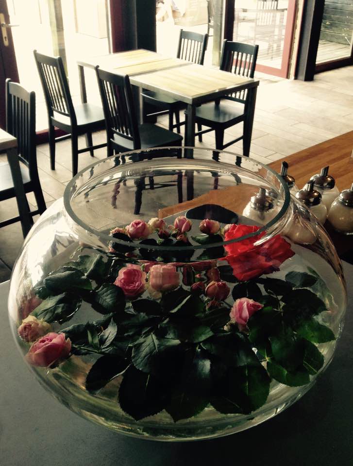 Citiem akvārijā peld zivis, mums rozes :)