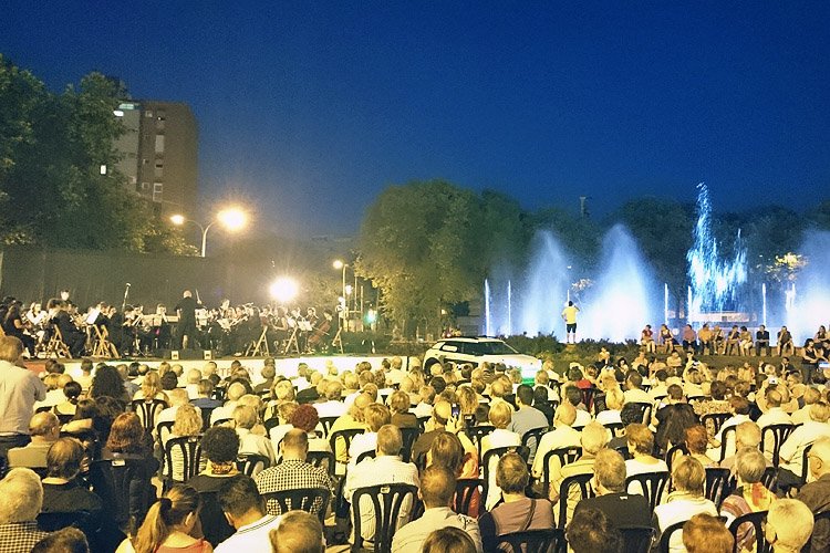 BCN_SantAndreu's tweet photo. La font de #CanFabra ballarà al ritme de la #BSMSA, acompanyada de dansa, foc i gegants: https://t.co/8O44wZWaDj https://t.co/yf3bzPHAek