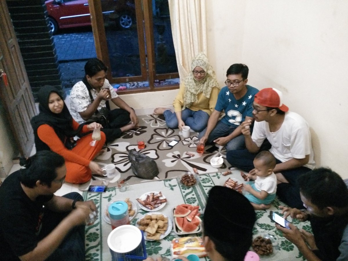 JogjaWisata's tweet photo. Selamat berbuka @rentalmobil_jtc @Amicirentalmoto @AB_RentalMotor @rental_motor @jogja_transcom https://t.co/0fpZb0l9Br