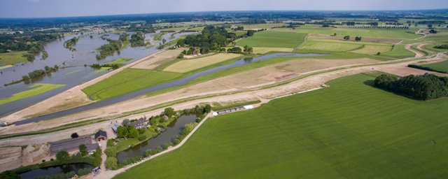 dijkverlegging's tweet photo. Vandaag symbolische teruggave aan bewoners van Cortenoever en Voorsterklei #RuimtevdRivier #Dijkverlegging #CoVo https://t.co/A9GIMo7zXJ