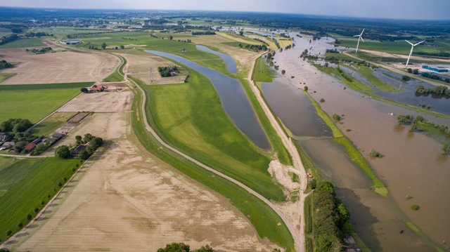dijkverlegging's tweet photo. Waterschap Vallei en Veluwe en Rijkswaterstaat geven gebieden symbolisch weer terug aan bewoners #Mijlpaal #CoVo https://t.co/ivdxXwMVAd