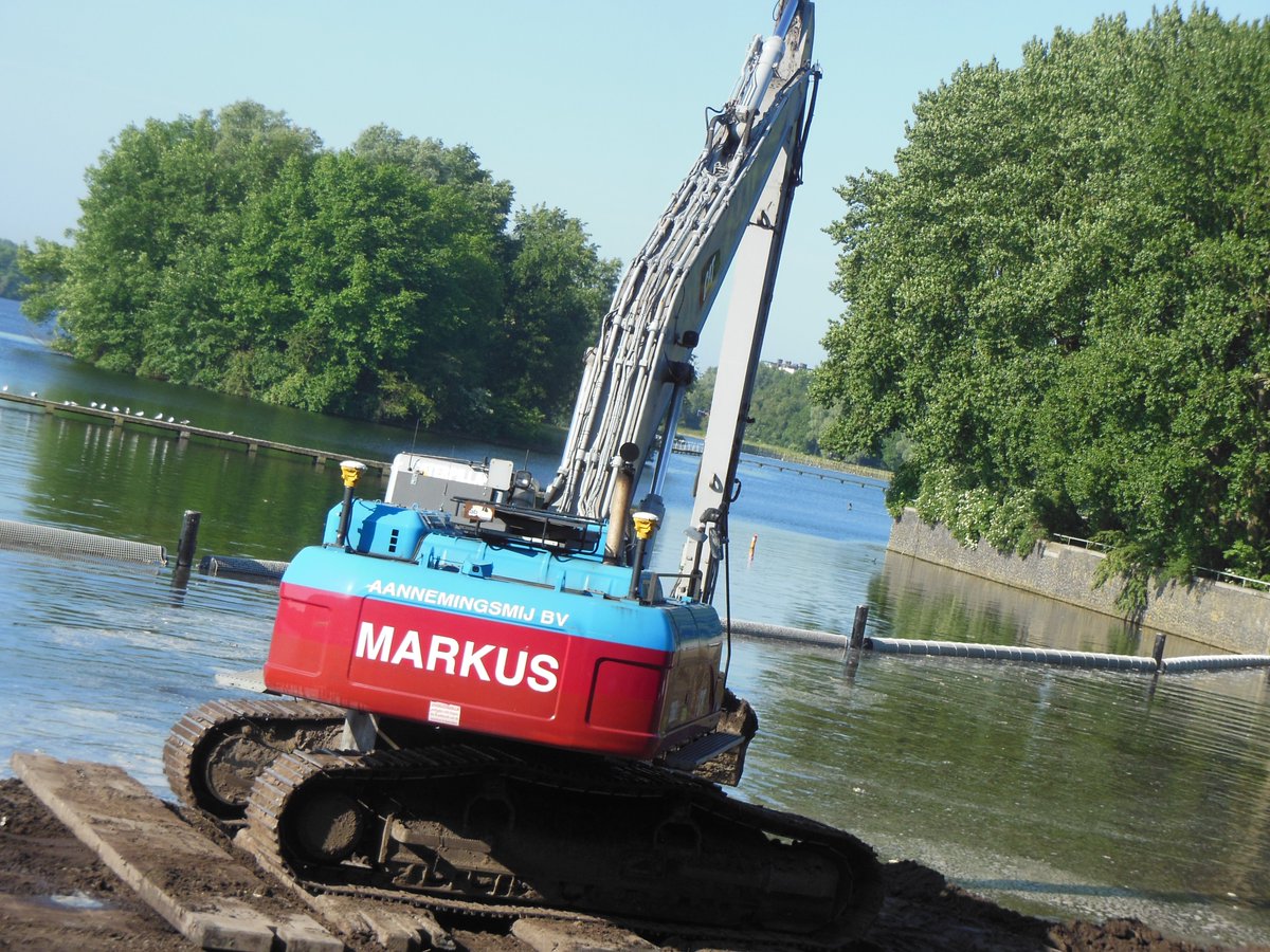 Markus verbreedt in opdracht van Stadsdeel Nieuw-West het zwemstrand aan de noordzijde van de Sloterplas.