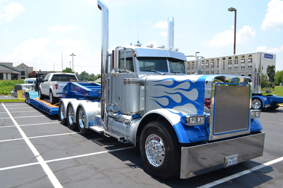 forthedriver's tweet photo. Get your @ShellRotella #SuperRigs winners' photos here. See the #GiantsofJoplin beauties. https://t.co/qS0HDJQVZJ https://t.co/91GbL8PD9U